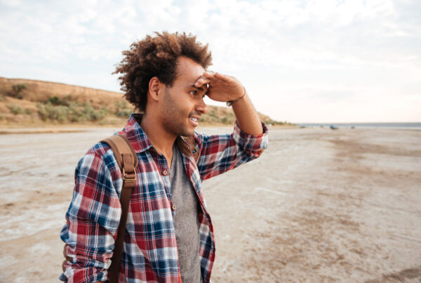 joven fijando la vista al fondo