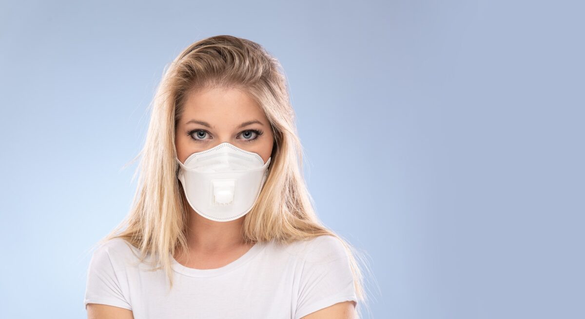 ¿Qué debo hacer si me daño el ojo con la mascarilla?